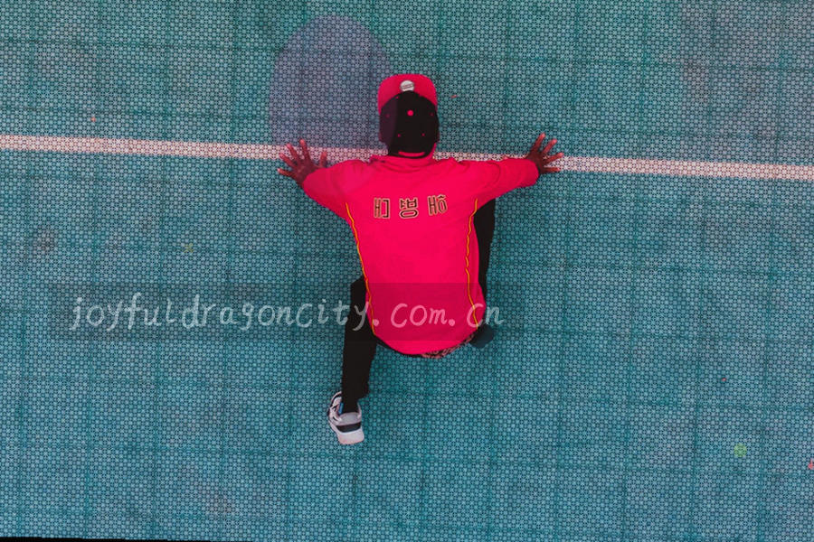 编辑桌面上摊开的手写校对稿、印章与暖光台灯，画面不出现人物正脸